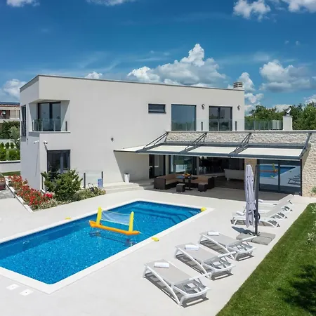 Emma Mit 5 Schlafzimmern Und Beheiztem Pool By Interhome Ferienhaus *