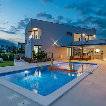 Emma Mit 5 Schlafzimmern Und Beheiztem Pool By Interhome Vikendica