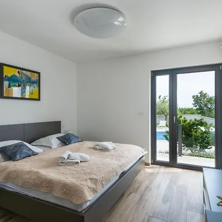 Emma Mit 5 Schlafzimmern Und Beheiztem Pool By Interhome *