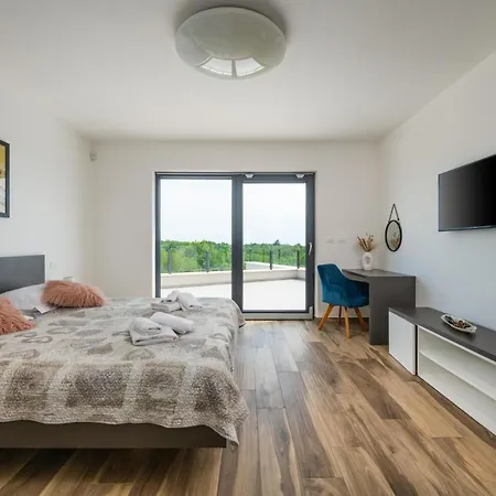 Emma Mit 5 Schlafzimmern Und Beheiztem Pool By Interhome Jursici