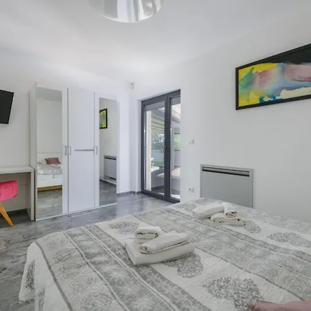 Emma Mit 5 Schlafzimmern Und Beheiztem Pool By Interhome Vikendica *