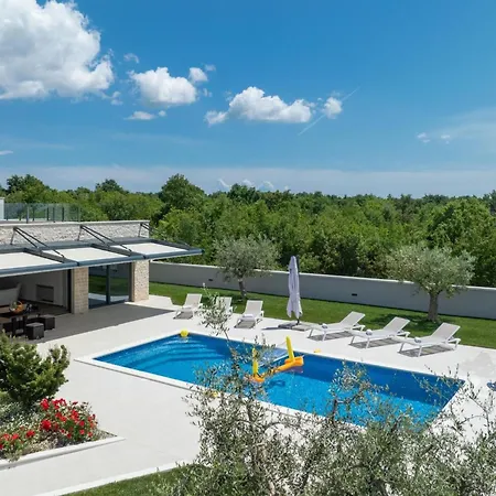 Ferienhaus Emma Mit 5 Schlafzimmern Und Beheiztem Pool By Interhome *