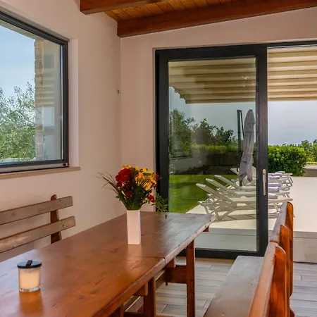Emma Mit 5 Schlafzimmern Und Beheiztem Pool By Interhome Jursici