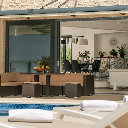 Emma Mit 5 Schlafzimmern Und Beheiztem Pool By Interhome Vikendica Jursici
