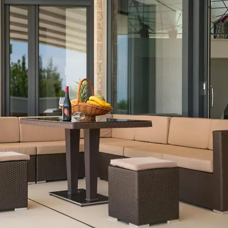 Emma Mit 5 Schlafzimmern Und Beheiztem Pool By Interhome