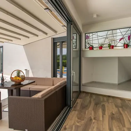 Emma Mit 5 Schlafzimmern Und Beheiztem Pool By Interhome Ferienhaus