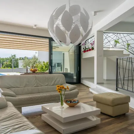 Emma Mit 5 Schlafzimmern Und Beheiztem Pool By Interhome * Jursici