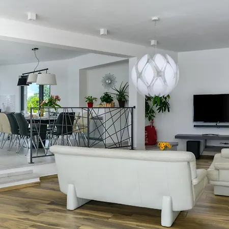 Emma Mit 5 Schlafzimmern Und Beheiztem Pool By Interhome * Jursici