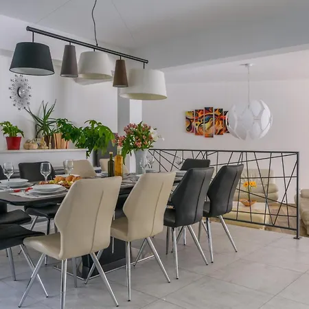Emma Mit 5 Schlafzimmern Und Beheiztem Pool By Interhome