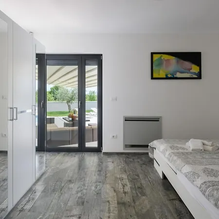 Emma Mit 5 Schlafzimmern Und Beheiztem Pool By Interhome Ferienhaus
