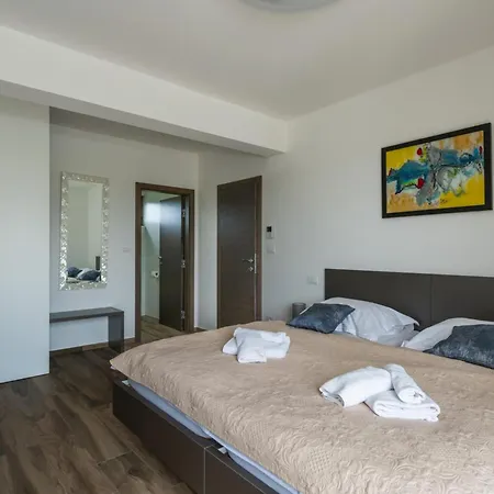 Emma Mit 5 Schlafzimmern Und Beheiztem Pool By Interhome *