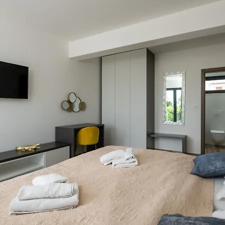 Ferienhaus Emma Mit 5 Schlafzimmern Und Beheiztem Pool By Interhome Juršići