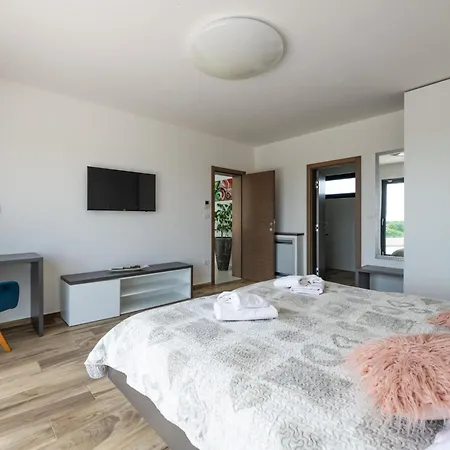 Emma Mit 5 Schlafzimmern Und Beheiztem Pool By Interhome * Jursici