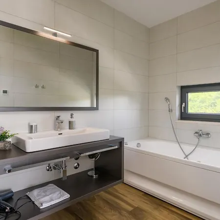 Emma Mit 5 Schlafzimmern Und Beheiztem Pool By Interhome * Jursici