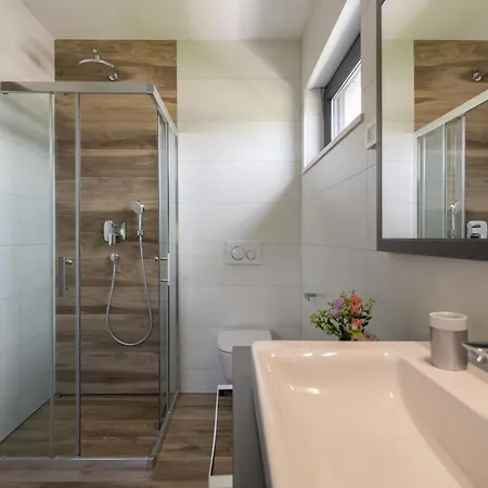 Emma Mit 5 Schlafzimmern Und Beheiztem Pool By Interhome * Juršići