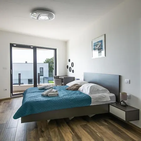 Emma Mit 5 Schlafzimmern Und Beheiztem Pool By Interhome Vikendica Jursici