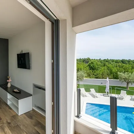Emma Mit 5 Schlafzimmern Und Beheiztem Pool By Interhome Ferienhaus *