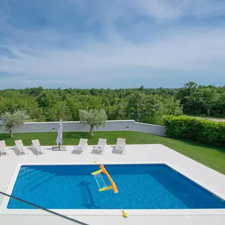 Emma Mit 5 Schlafzimmern Und Beheiztem Pool By Interhome * Juršići
