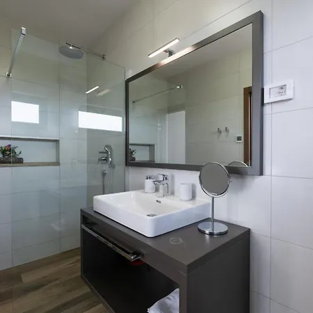 Emma Mit 5 Schlafzimmern Und Beheiztem Pool By Interhome *