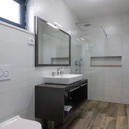 Emma Mit 5 Schlafzimmern Und Beheiztem Pool By Interhome Vikendica *
