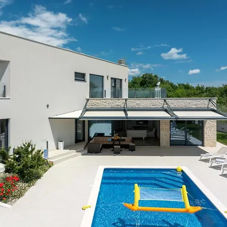 Emma Mit 5 Schlafzimmern Und Beheiztem Pool By Interhome *
