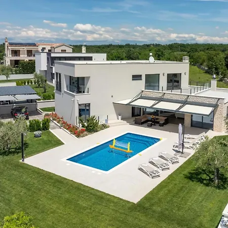 Emma Mit 5 Schlafzimmern Und Beheiztem Pool By Interhome *