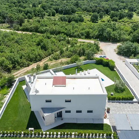 Emma Mit 5 Schlafzimmern Und Beheiztem Pool By Interhome Vikendica